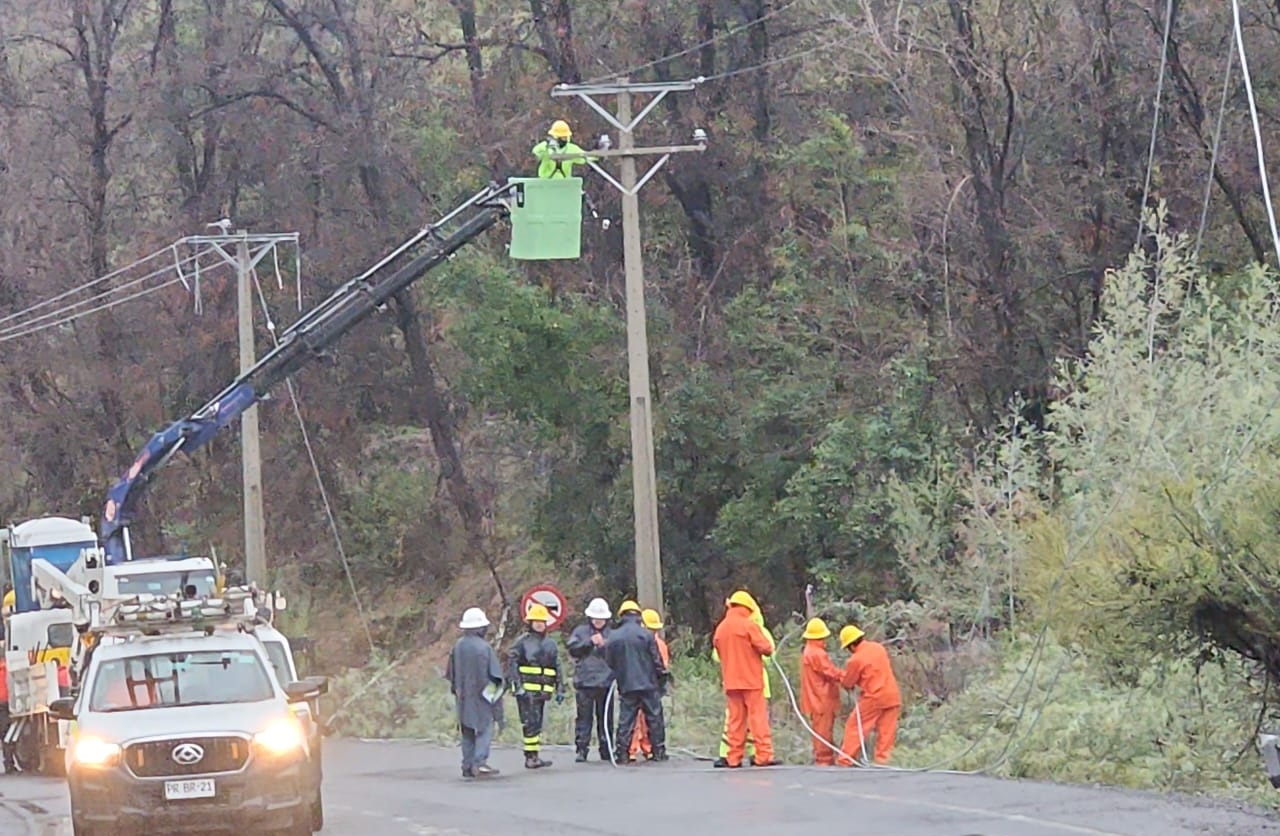 brigadas trabajan en reparacion de lineas cortadas en sector camino a Termas de Cauquenes en Coya-Machali
